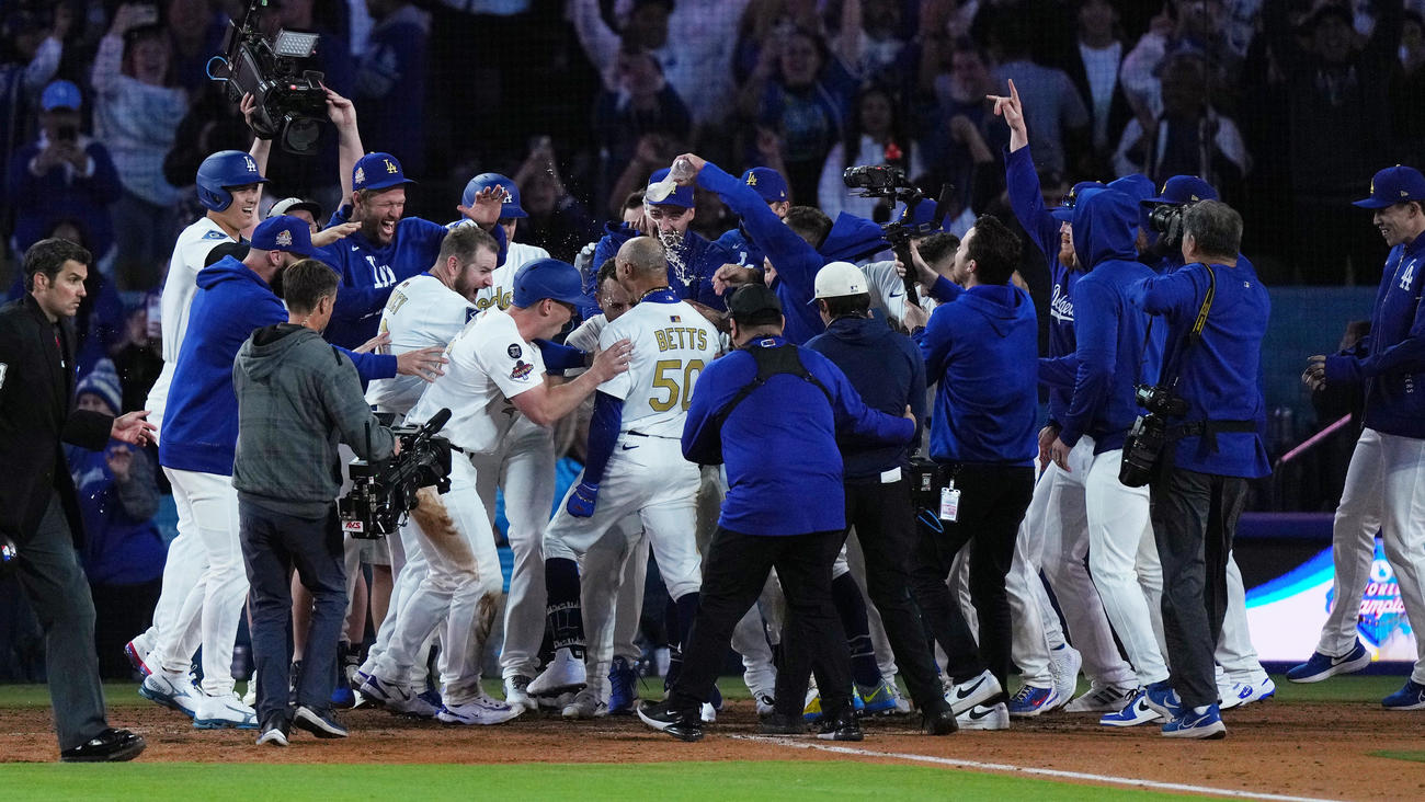 ドジャース対タイガース　10回裏ドジャース1死二、三塁、サヨナラの3点本塁打を放ち歓喜の輪の中に飛び込むベッツ（中央）を笑顔で迎える大谷（左端）（撮影・菅敏）