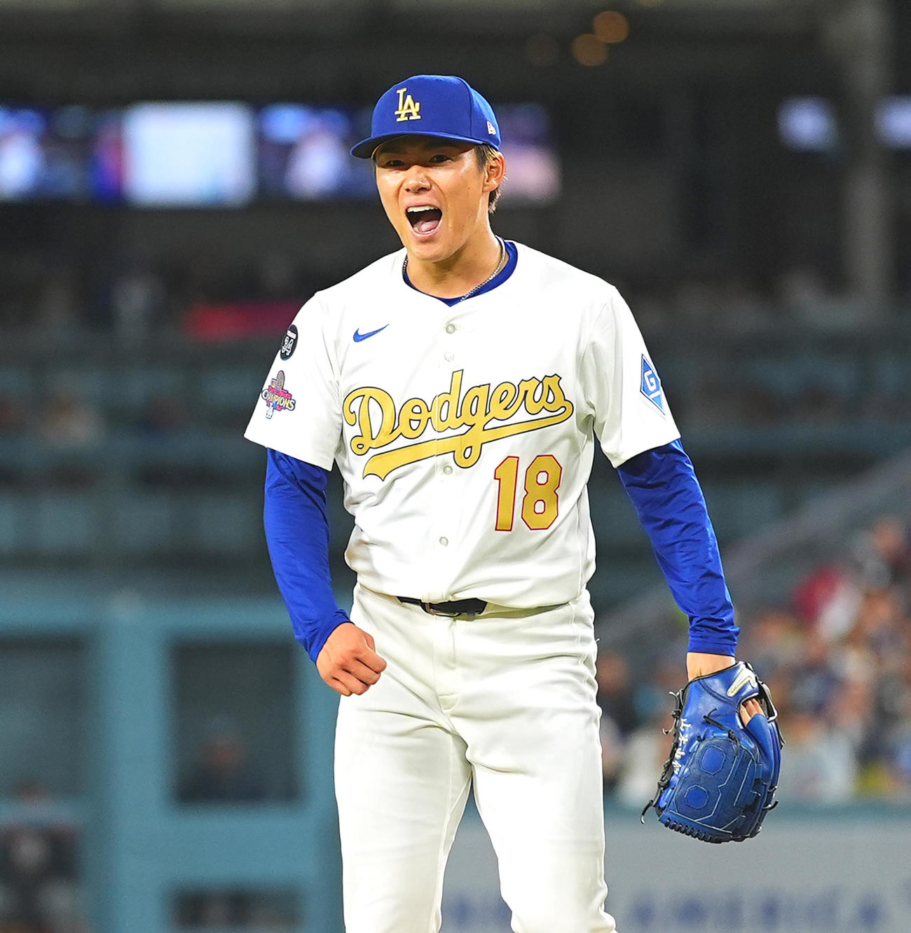 ドジャース対タイガース　5回表タイガース2死一塁、トーケルソンを三振に仕留め、雄叫びを上げる山本（撮影・菅敏）
