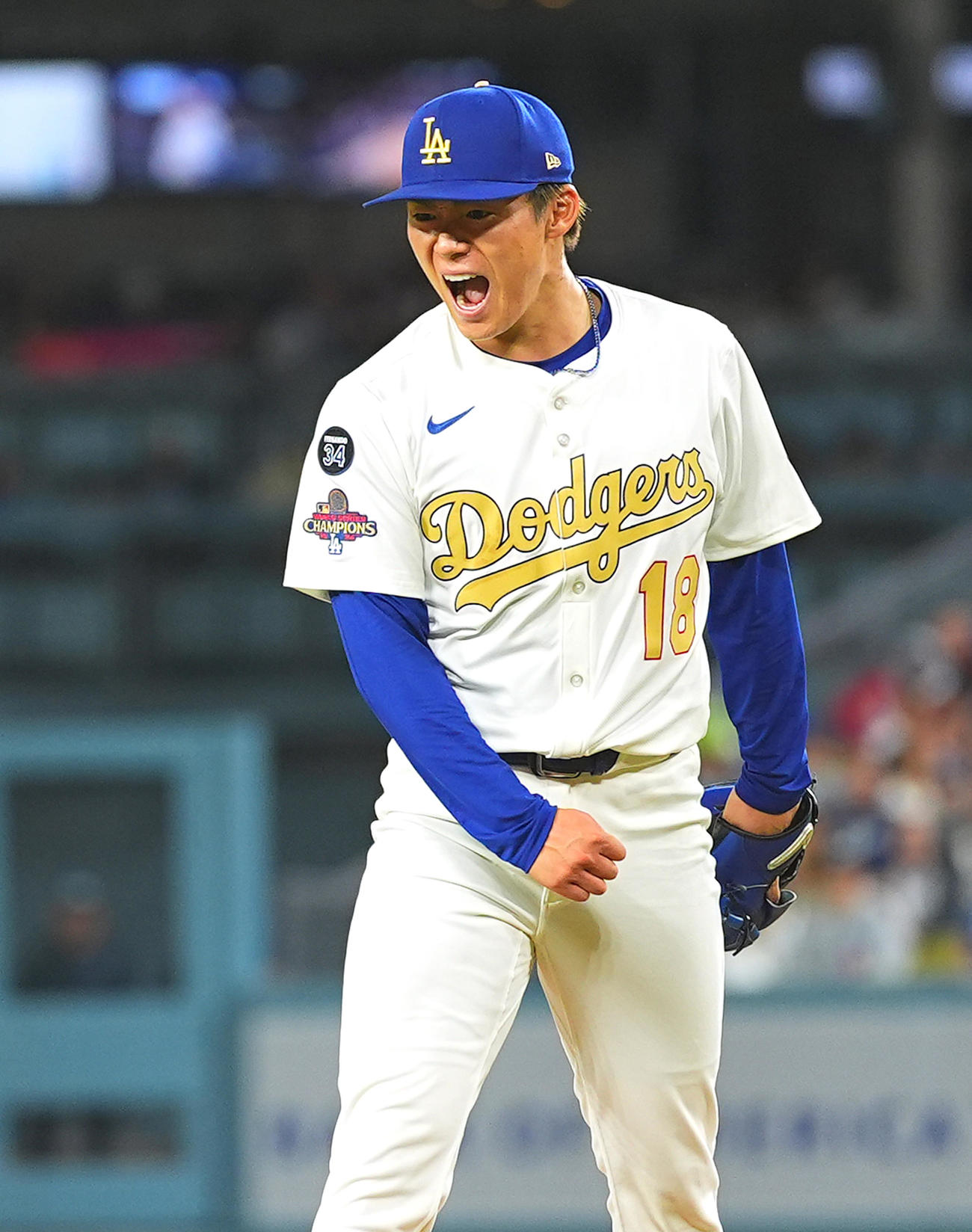 ドジャース対タイガース　5回表タイガース2死一塁、トーケルソンを三振に仕留め、雄叫びを上げる山本（撮影・菅敏）