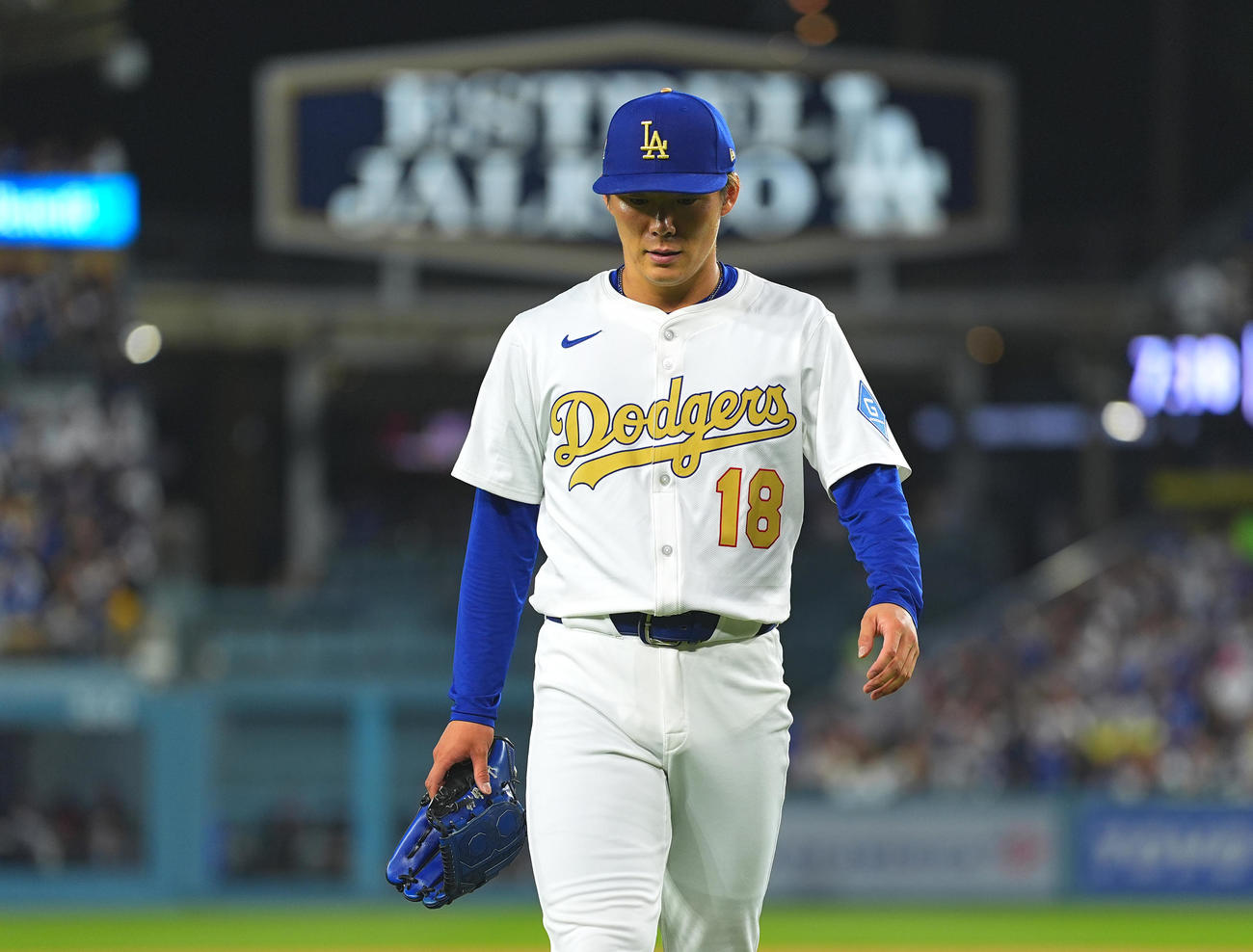 ドジャース対タイガース　1回の投球を終えてベンチに戻るドジャース山本（撮影・菅敏）