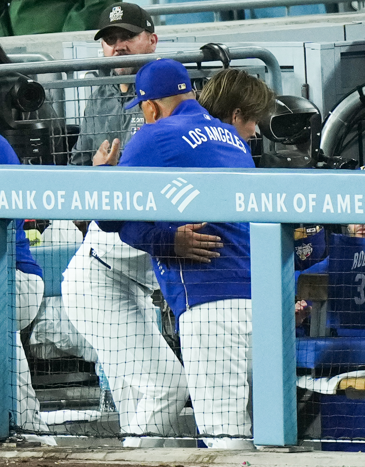 ドジャース対タイガース　5回の投球を終え、ロバーツ監督（左）ろハグするドジャース山本（撮影・菅敏）
