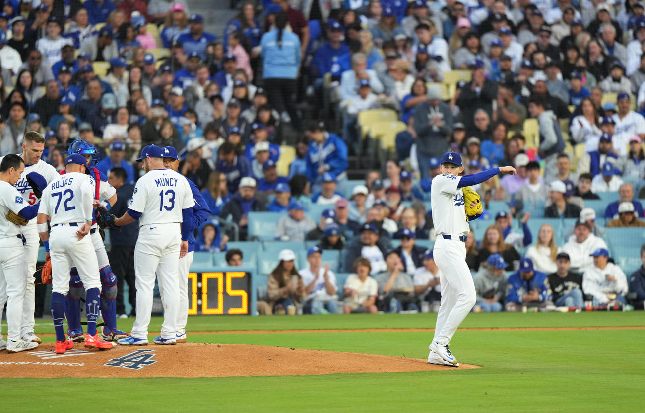 ドジャース対タイガース　2回途中、降板するドジャース佐々木（右）（撮影・菅敏）