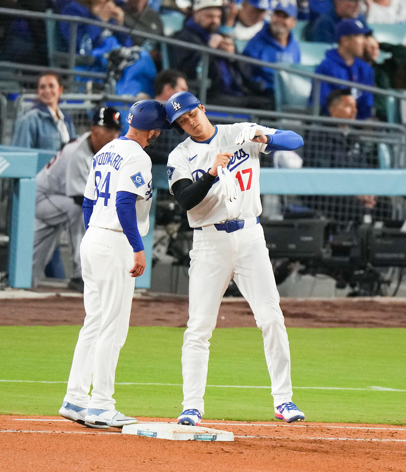 ドジャース対タイガース　5回裏ドジャース2死三塁、申告敬遠を受けた大谷（右）は、一塁走塁コーチとヘッドバンプをする＝2025年3月29日