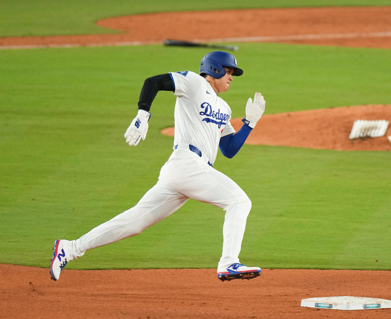 ドジャース対タイガース　5回裏ドジャース2死一、三塁、T・ヘルナンデスの2点適時二塁打で一塁から疾走し本塁に向かう大谷＝2025年3月29日