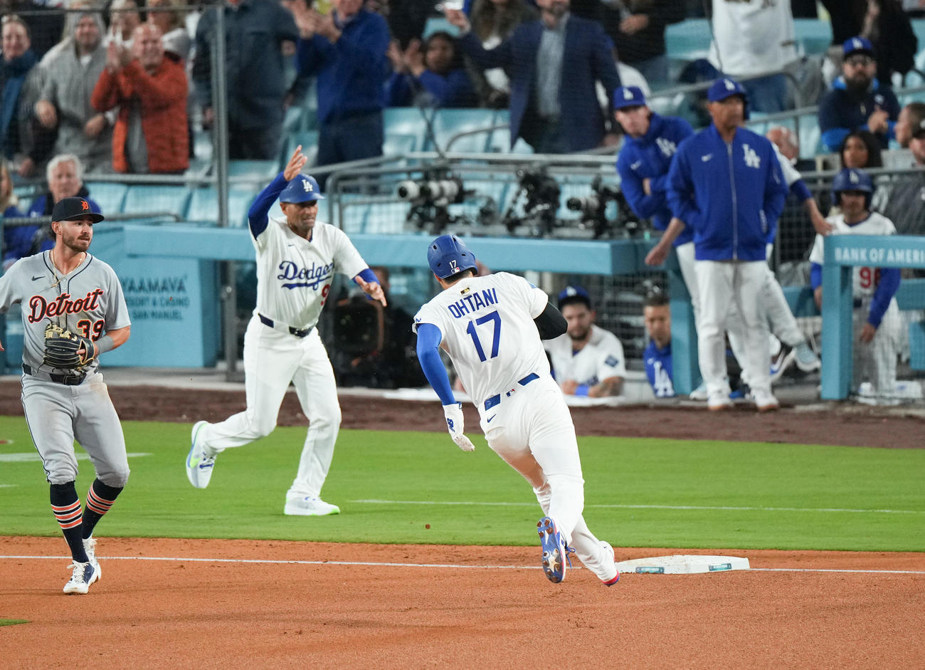 ドジャース対タイガース　5回裏ドジャース2死一、三塁、T・ヘルナンデスの2点適時二塁打で一塁から疾走し本塁に向かう大谷（右）＝2025年3月29日
