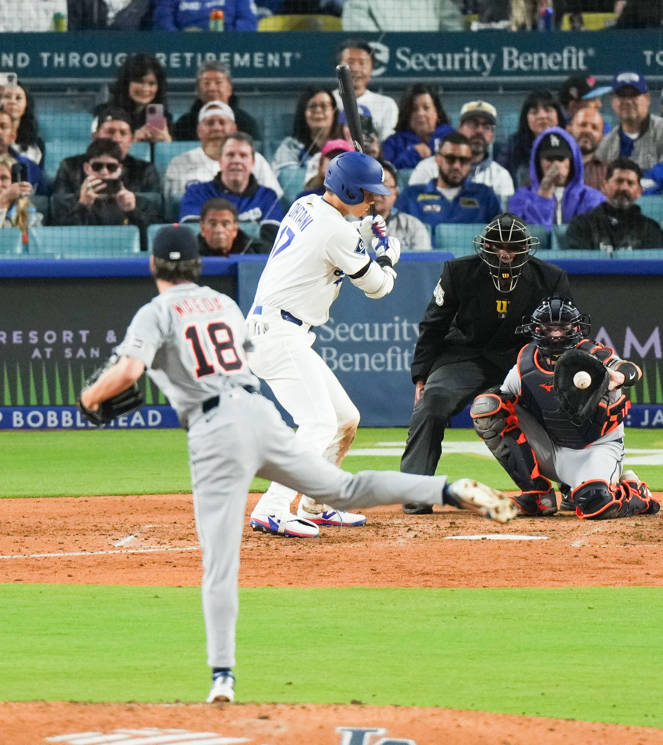 ドジャース対タイガース　7回裏ドジャース1死、四球を選ぶ大谷。投手前田＝2025年3月29日