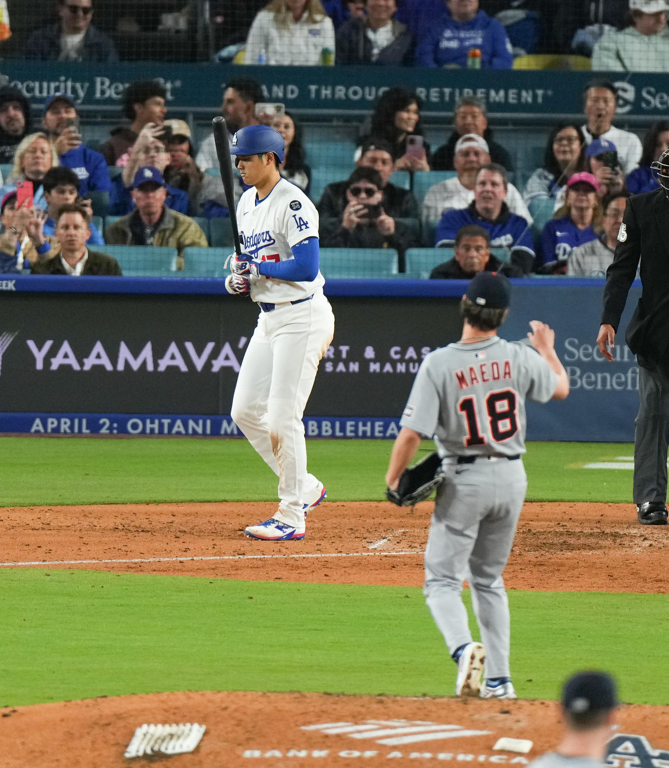 ドジャース対タイガース　7回裏ドジャース1死、四球を選ぶ大谷。投手前田＝2025年3月29日
