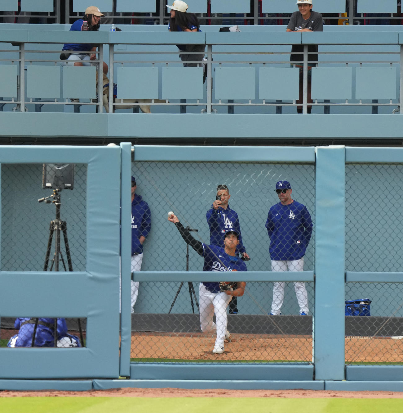 ドジャース対タイガース　試合前、ブルペンで投球練習をするドジャース大谷（撮影・菅敏）