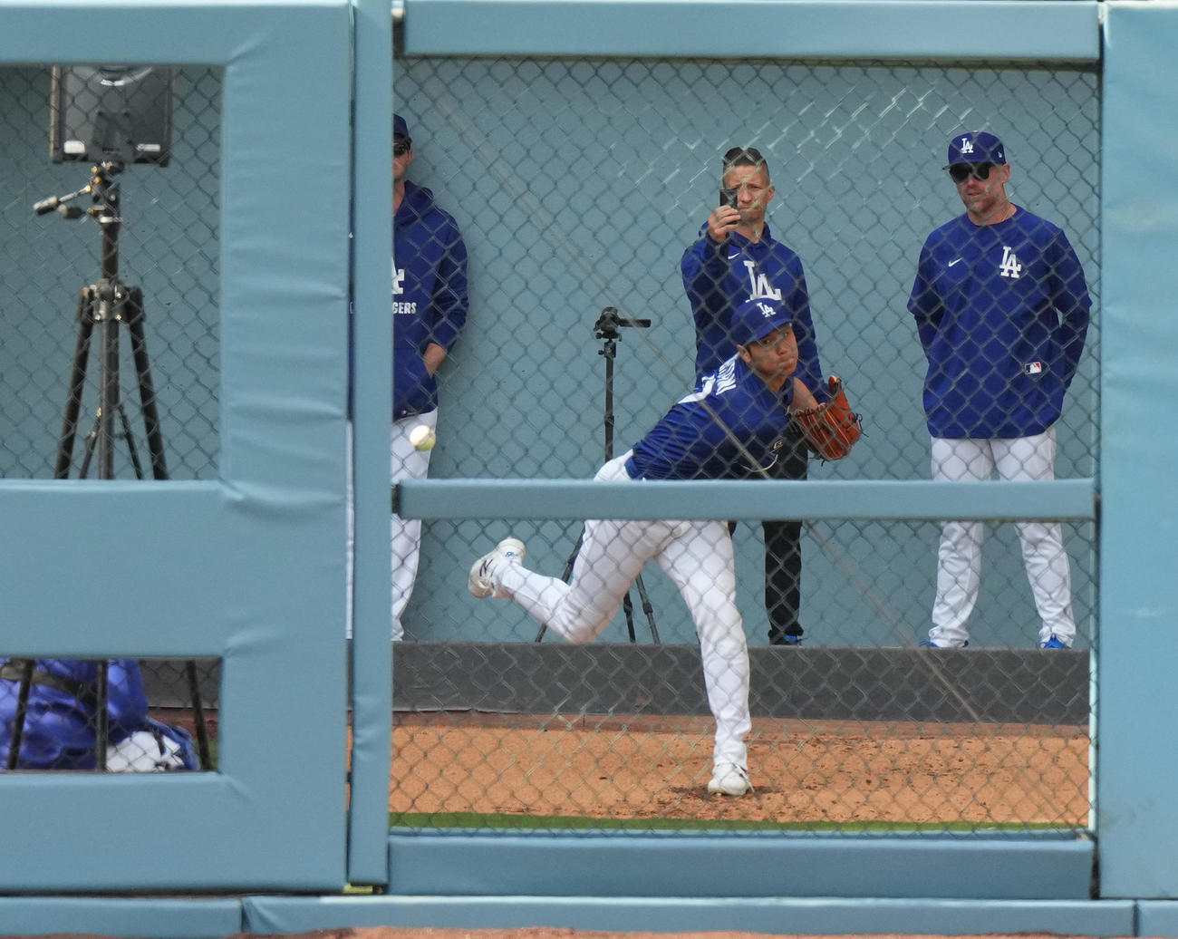 ドジャース対タイガース　試合前、ブルペンで投球練習をするドジャース大谷（撮影・菅敏）