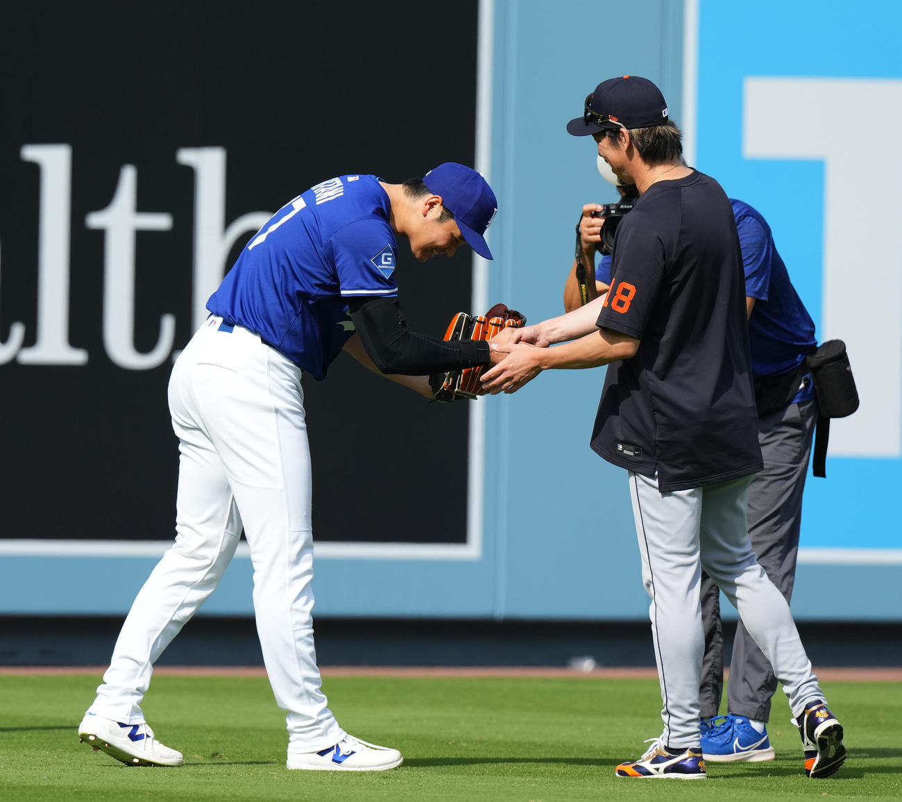 ドジャース対タイガース　試合前、タイガース前田（右）に握手であいさつするドジャース大谷（撮影・菅敏）