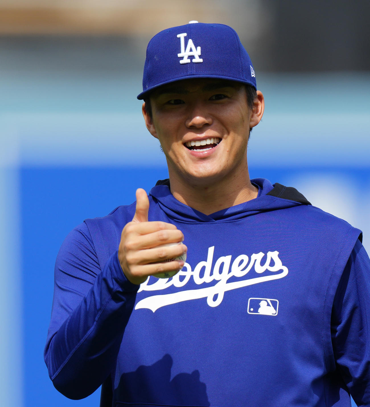 ドジャース対タイガース　登板から一夜明け、笑顔で練習をするドジャース山本（撮影・菅敏）