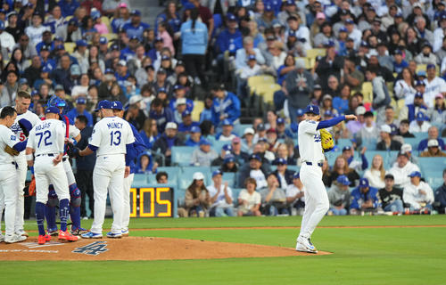 ドジャース対タイガース　2回途中、降板するドジャース佐々木（右）（撮影・菅敏）