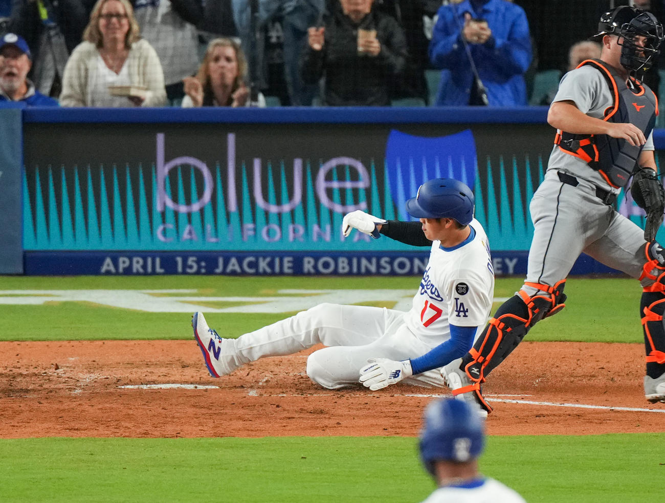 ドジャース対タイガース　5回裏ドジャース2死一、三塁、T・ヘルナンデスの2点適時二塁打で一塁から疾走し生還する大谷（左）＝2025年3月29日