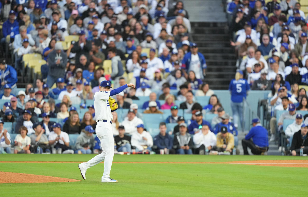 ドジャース対タイガース　2回途中、降板するドジャース佐々木（撮影・菅敏）