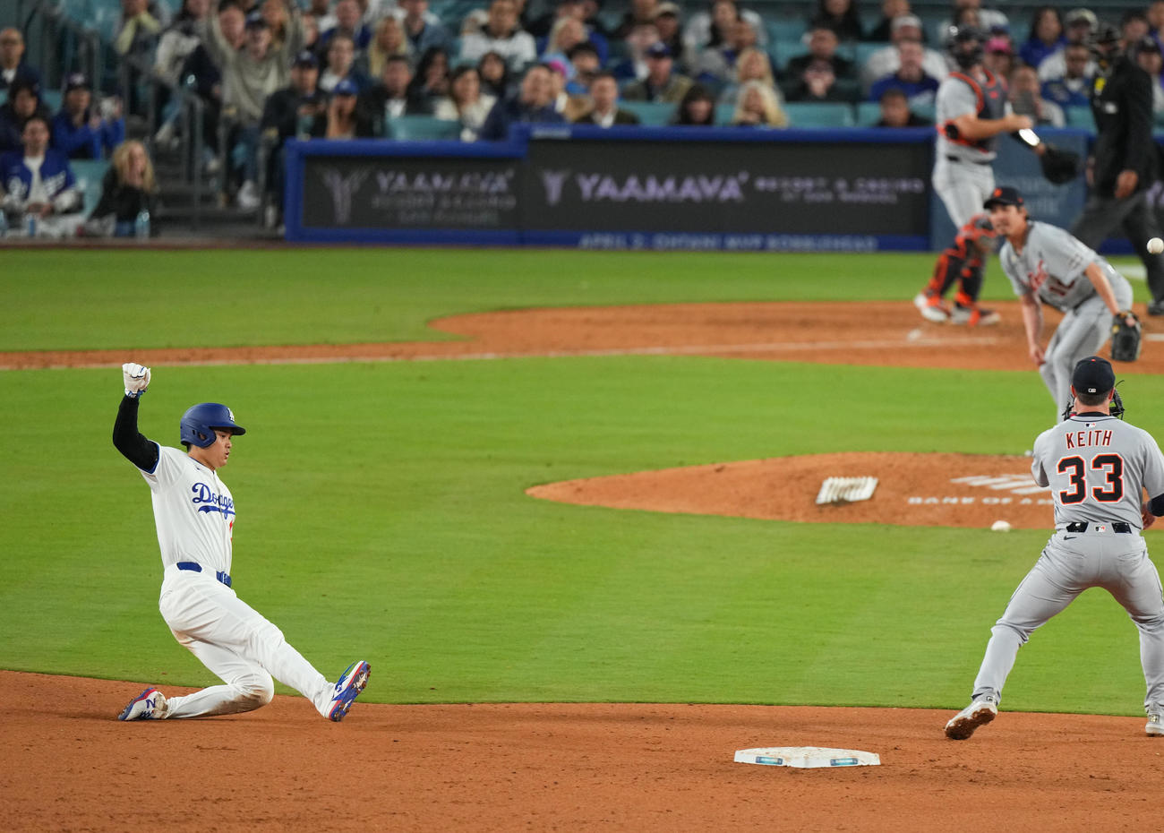 ドジャース対タイガース　7回裏ドジャース1死一塁、二塁盗塁を決める大谷。投手前田＝2025年3月29日