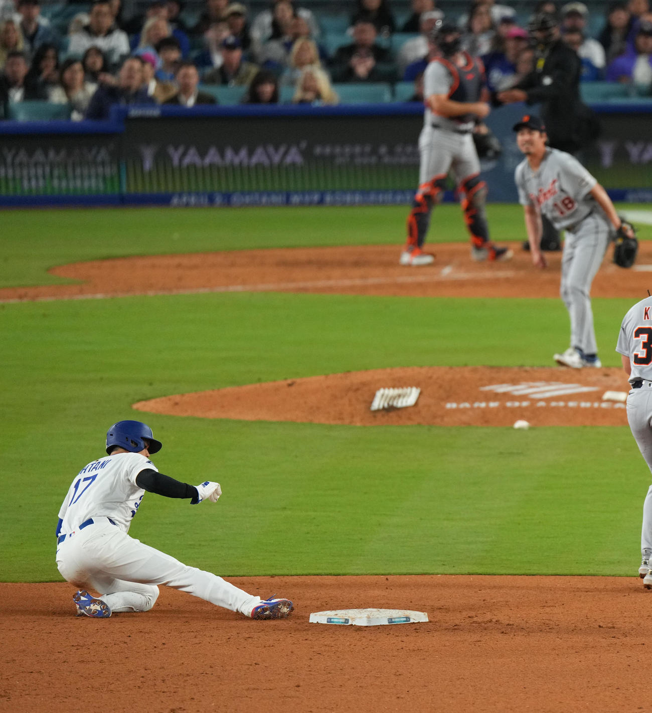 ドジャース対タイガース　7回裏ドジャース1死一塁、二塁盗塁を決める大谷。投手前田＝2025年3月29日
