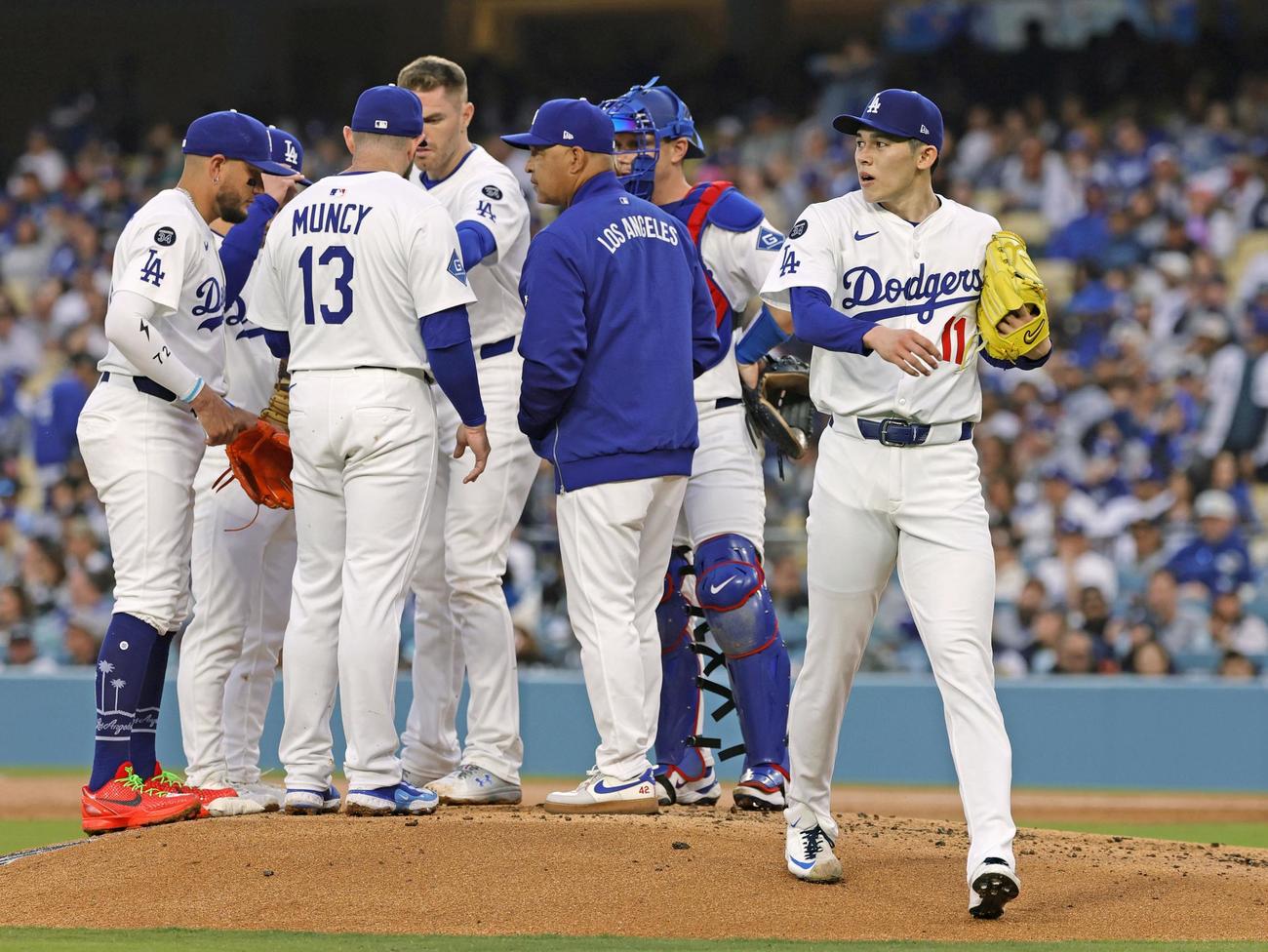 タイガース戦の2回途中、降板するドジャース佐々木＝ロサンゼルス（共同）
