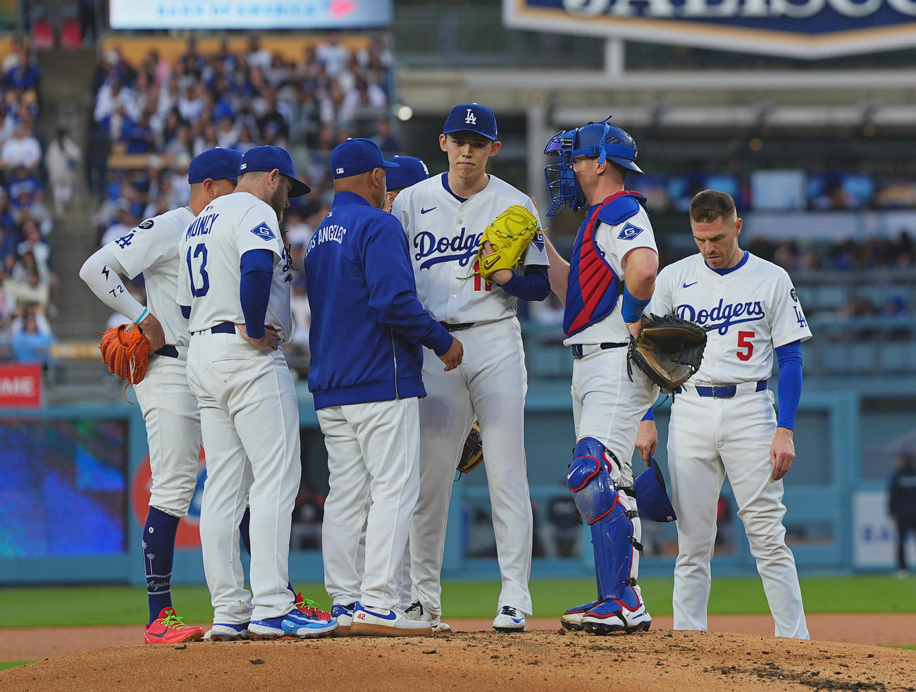 ドジャース対タイガース　2回表タイガース2死一、二塁、ロバーツ監督（左から3人目）に交代を告げられ、降板する佐々木（中央）（撮影・菅敏）
