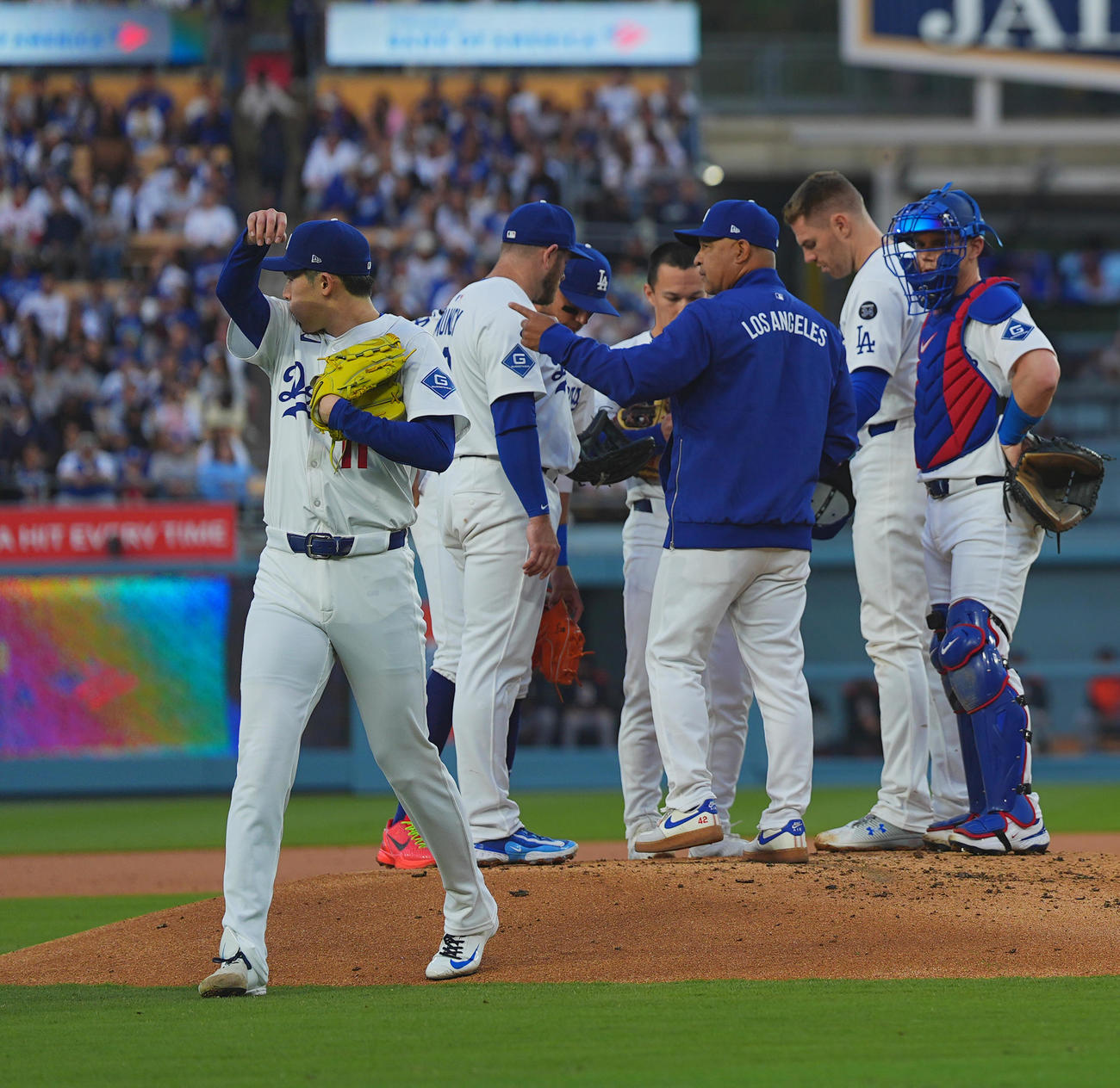 ドジャース対タイガース　2回表タイガース2死一、二塁、ロバーツ監督（右から3人目）に交代を告げられ、降板する佐々木（手前）（撮影・菅敏）