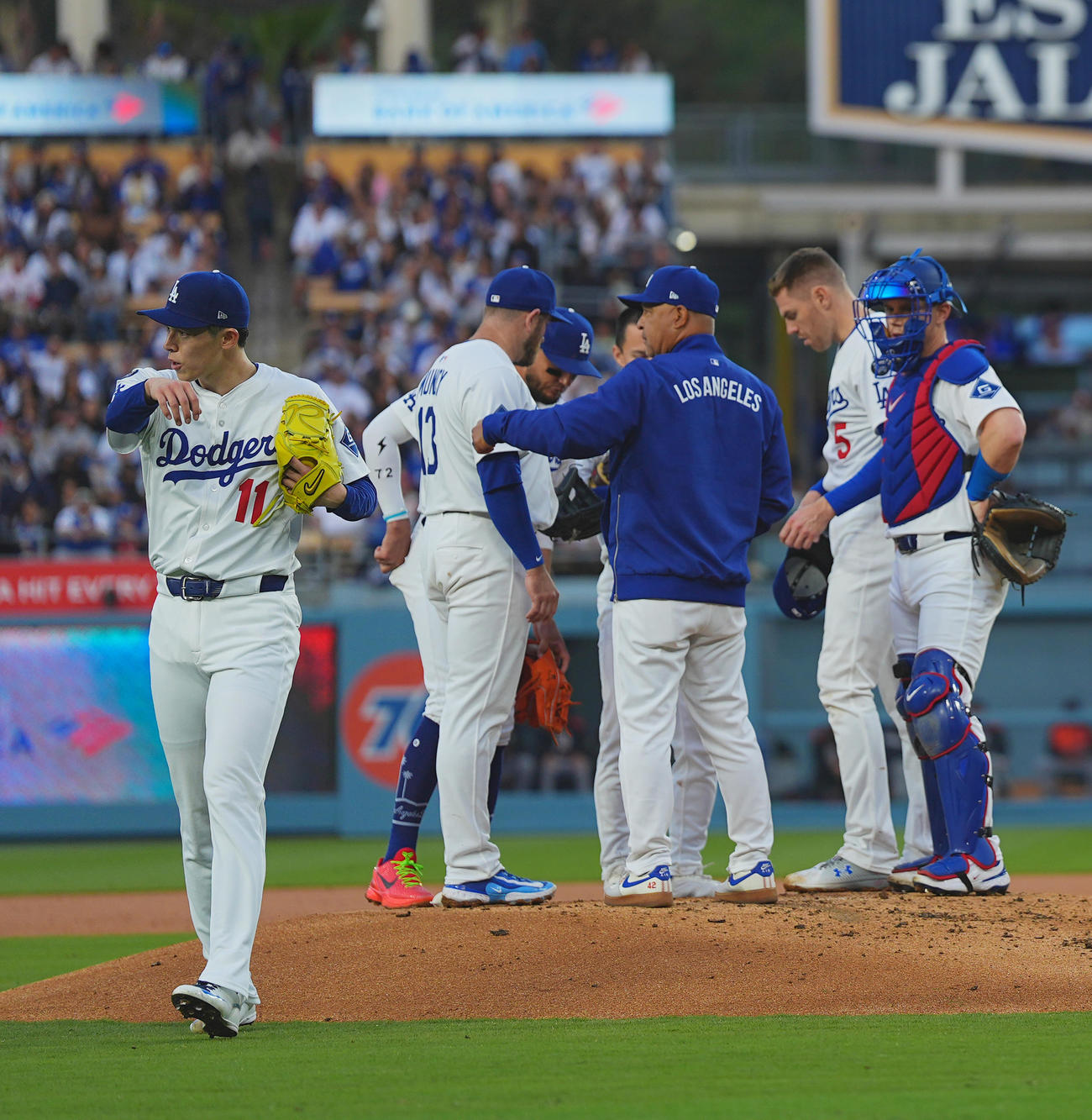 ドジャース対タイガース　2回表タイガース2死一、二塁、ロバーツ監督（右から3人目）に交代を告げられ、降板する佐々木（手前）（撮影・菅敏）