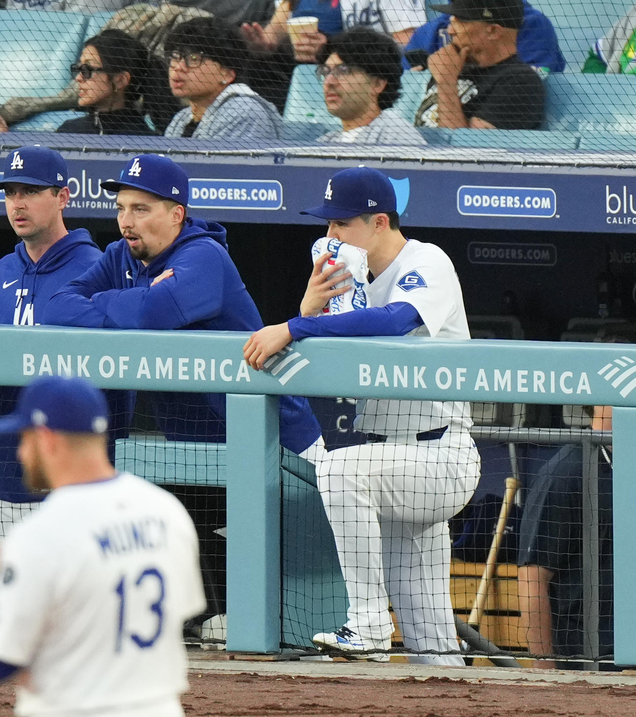 ドジャース対タイガース　2回途中で降板し、ベンチからフィールドを見つめるドジャース佐々木（右）（撮影・菅敏）