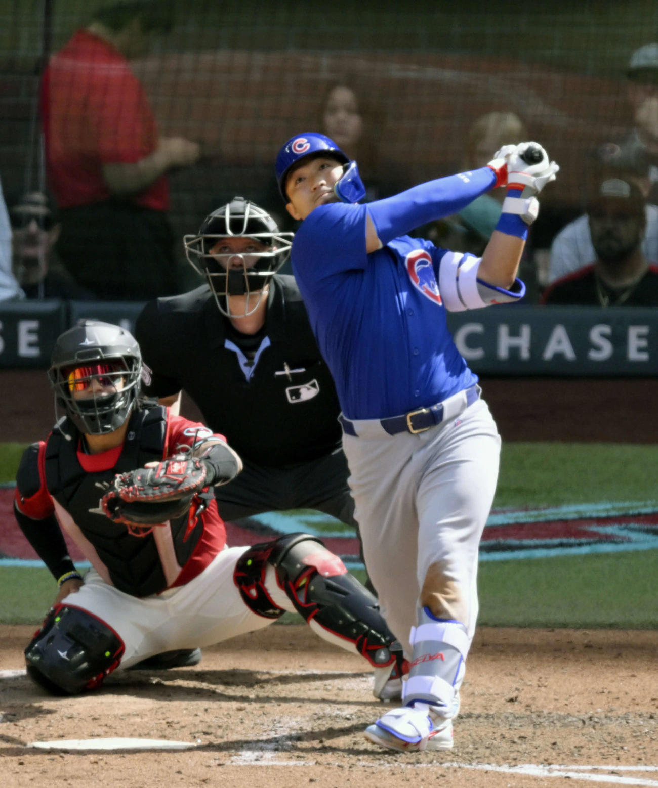 ダイヤモンドバックス戦の6回、今季1号2点本塁打を放つカブス鈴木（共同）