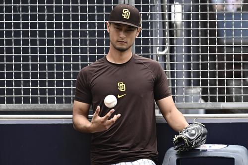 パドレス対ドジャース 試合前のブルペンで投球練習するドジャース山本を見守るパドレスのダルビッシュ(撮影・滝沢徹郎)