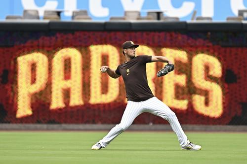 パドレス対ドジャース 試合前練習で調整するパドレスのダルビッシュ(撮影・滝沢徹郎)