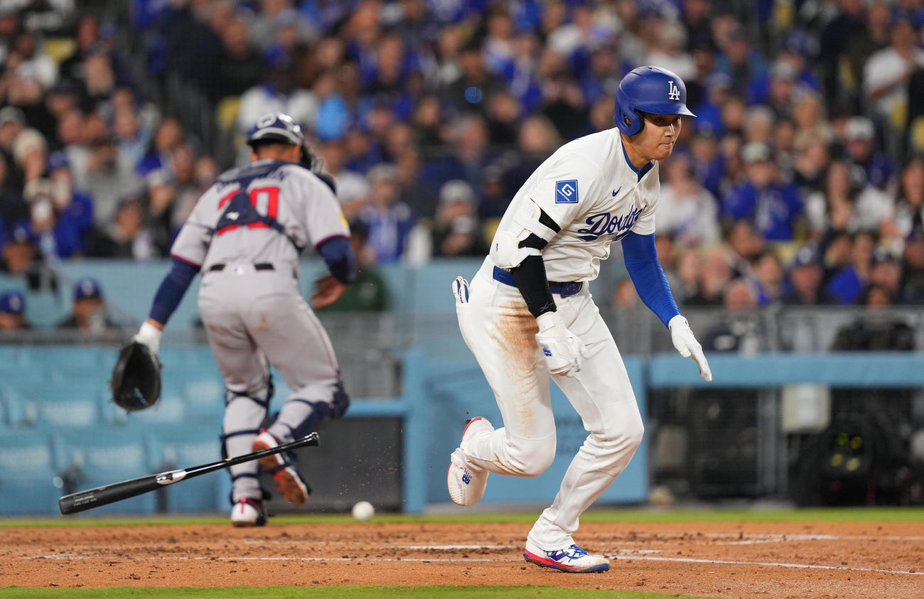 ドジャース対ブレーブス　3回裏ドジャース無死、空振り三振で振り逃げを試みる大谷（撮影・菅敏）