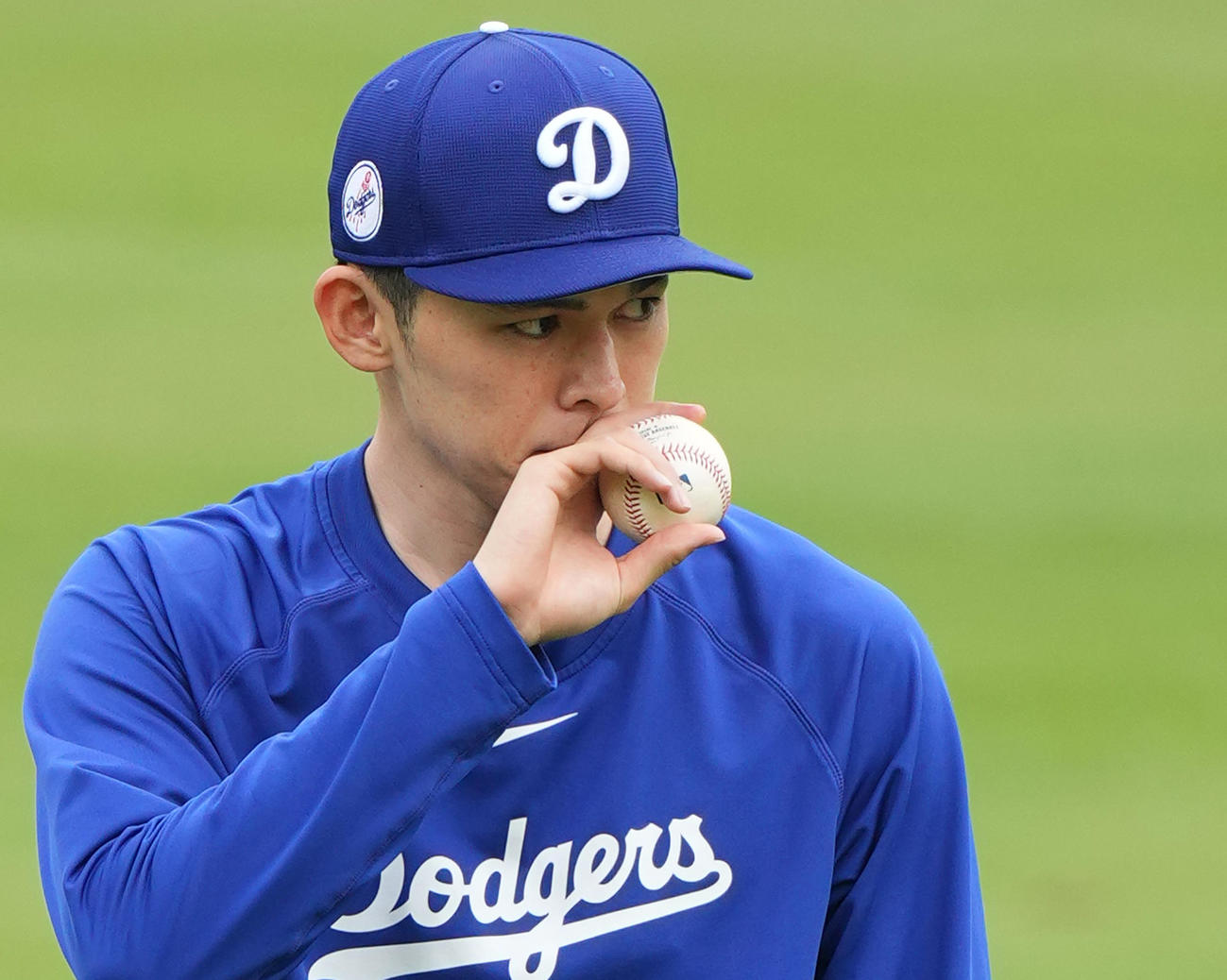 ドジャース対ブレーブス　試合前、キャッチボールで調整するドジャース佐々木（撮影・菅敏）
