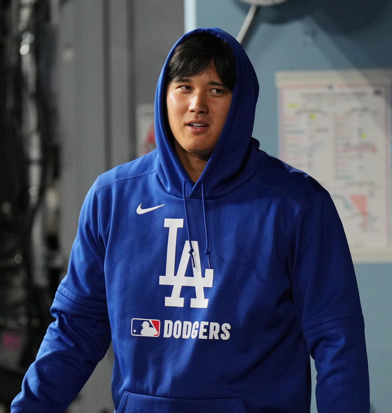 ドジャース対ブレーブス　9回、ベンチでパーカーのフードをかぶるドジャース大谷（撮影・菅敏）
