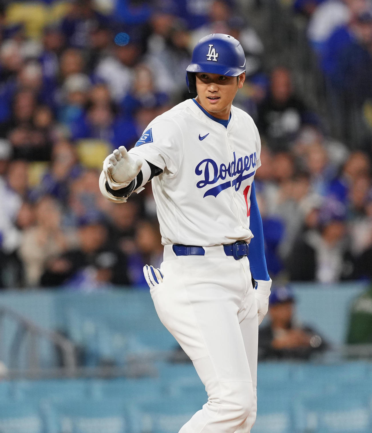 ドジャース対ブレーブス　1回裏ドジャース無死、打席を前にブレーブスのベンチに向かってあいさつする大谷（撮影・菅敏）