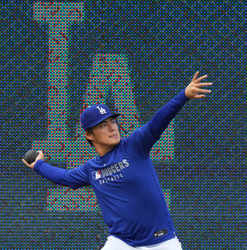 ドジャース対ブレーブス　試合前、調整するドジャース山本（撮影・菅敏）