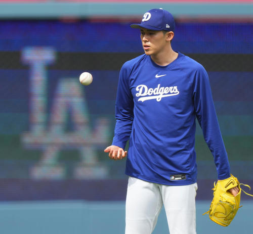 ドジャース対ブレーブス　試合前、キャッチボールで調整するドジャース佐々木（撮影・菅敏）