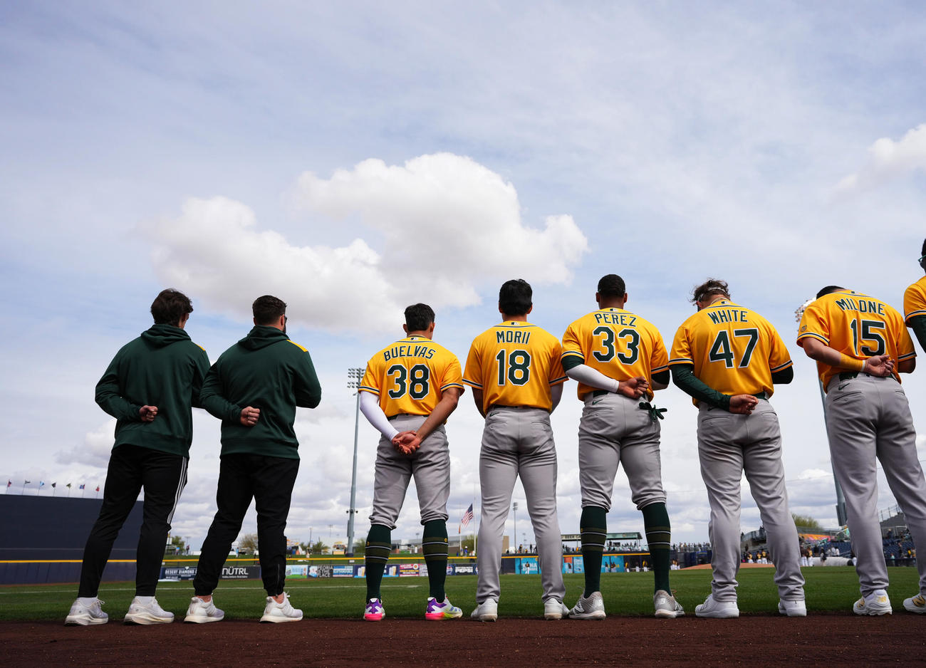 3月14日、エキシビション試合「スプリング・ブレークアウト」に出場し、試合前に米国国歌を斉唱するアスレチックス森井（中央）