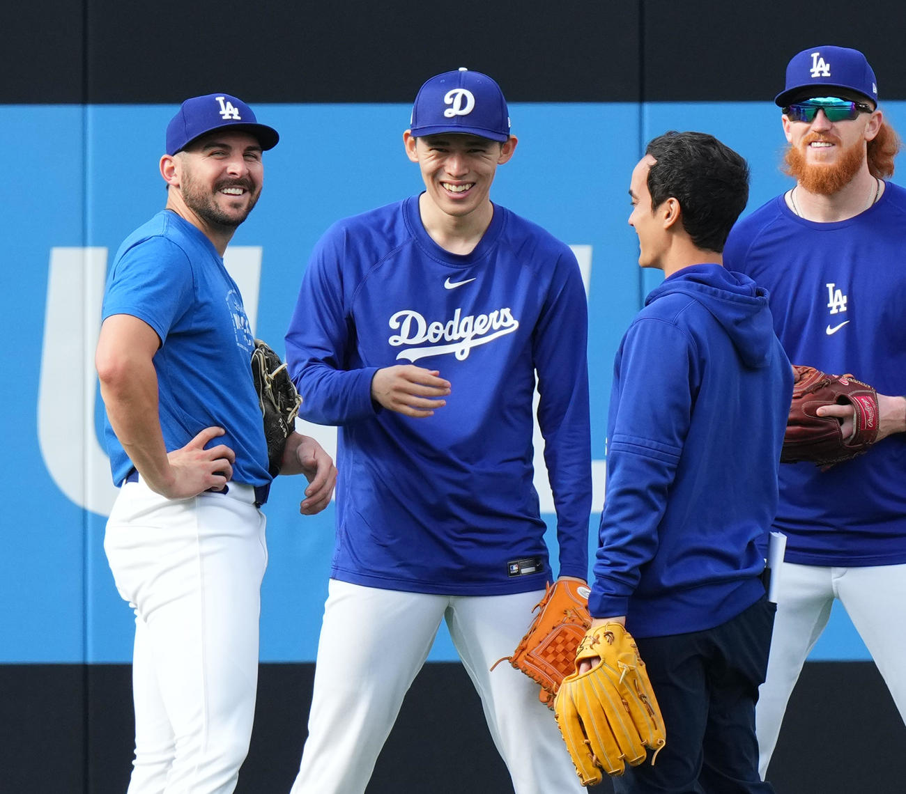 ドジャース対ブレーブス　試合前、笑顔で同僚と話すドジャース佐々木（左から2人目）（撮影・菅敏）
