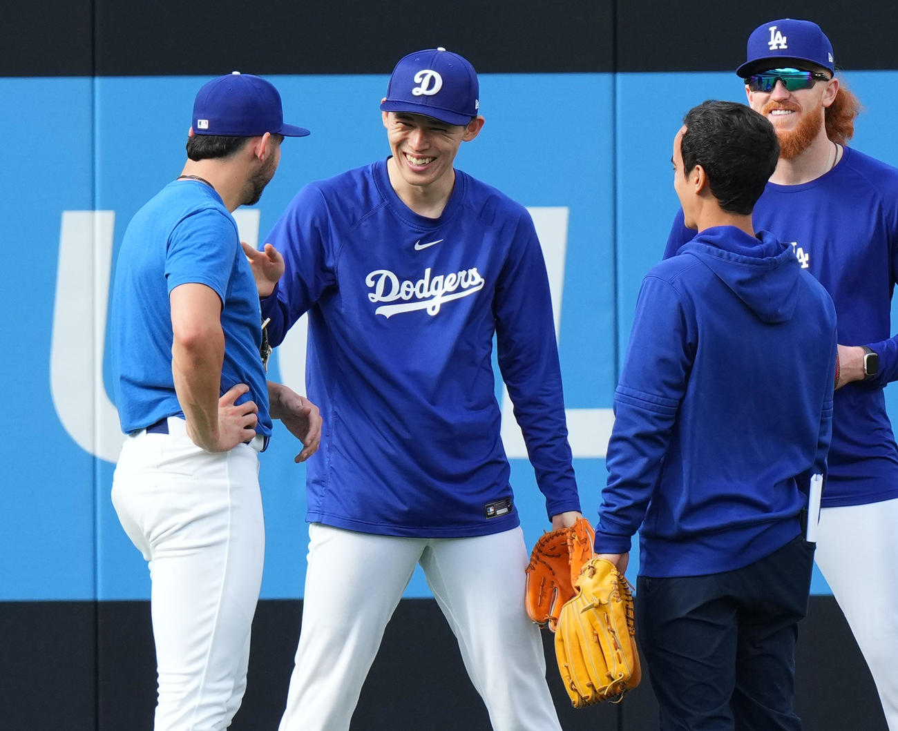 ドジャース対ブレーブス　試合前、笑顔で同僚と話すドジャース佐々木（左から2人目）（撮影・菅敏）