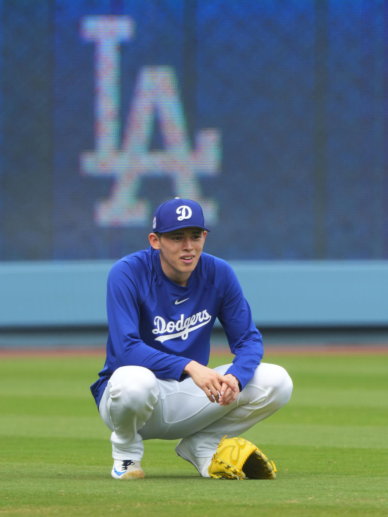 ドジャース対ブレーブス　試合前、リラックスした表情で調整するドジャース佐々木（撮影・菅敏）