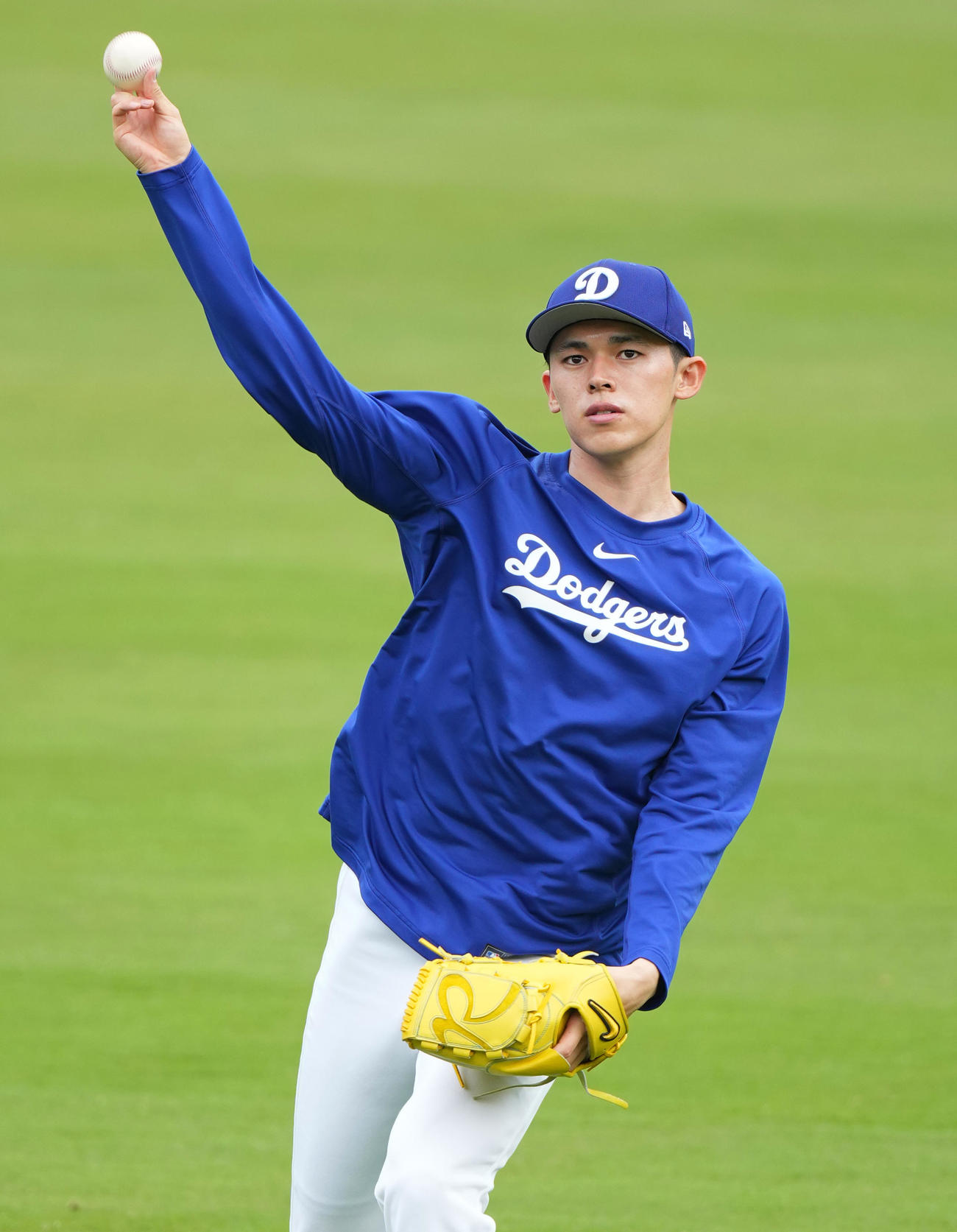 ドジャース対ブレーブス　試合前、キャッチボールで調整するドジャース佐々木（撮影・菅敏）