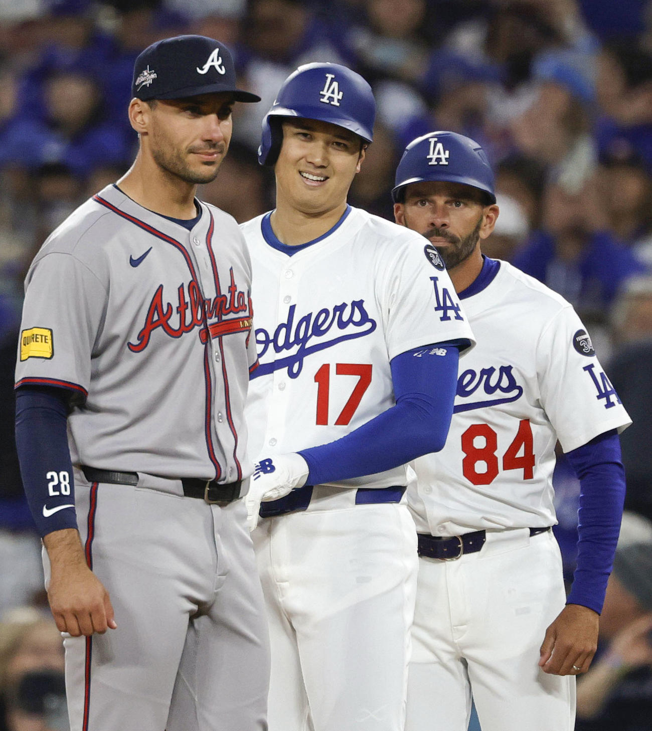 ブレーブス戦の1回、四球を選び一塁で笑顔を見せるドジャース・大谷＝ロサンゼルス（共同）