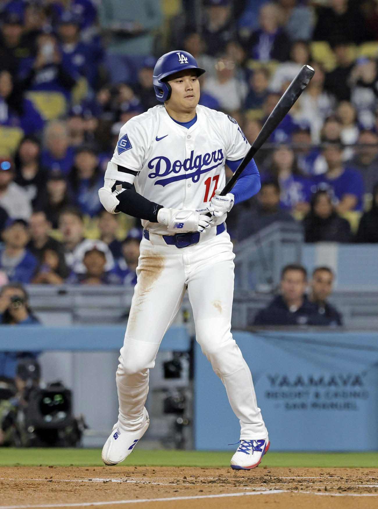 ブレーブス戦の3回、空振り三振のドジャース・大谷。振り逃げを試みるも封じられる＝ロサンゼルス（共同）