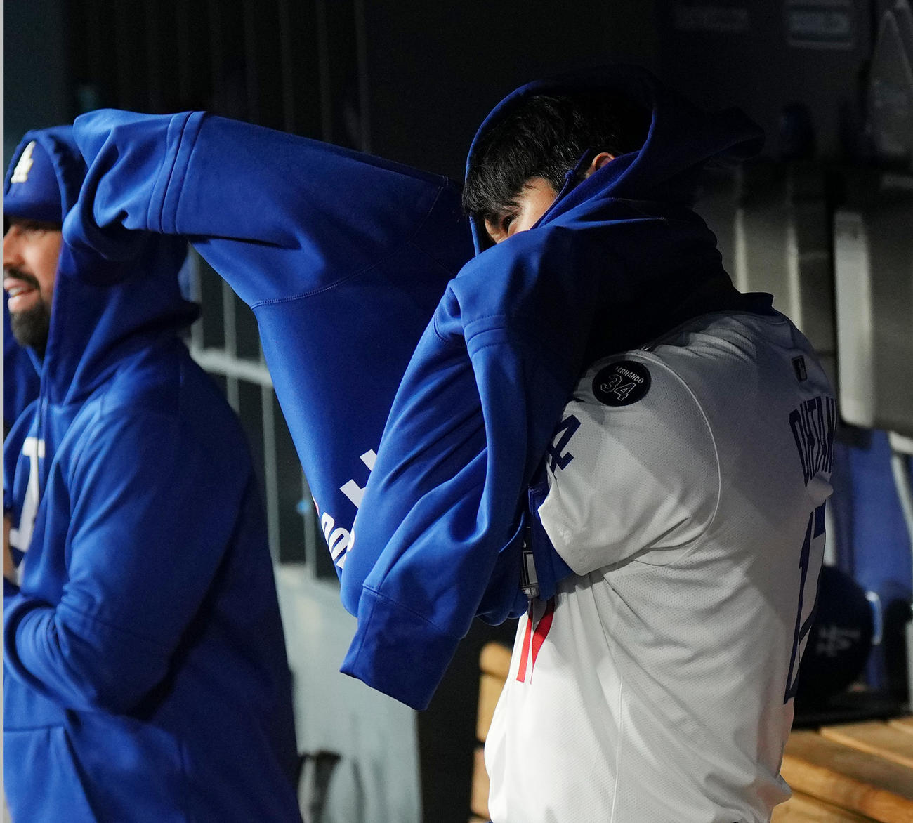 ドジャース対ブレーブス　9回、ベンチでパーカーを着るドジャース大谷（撮影・菅敏）