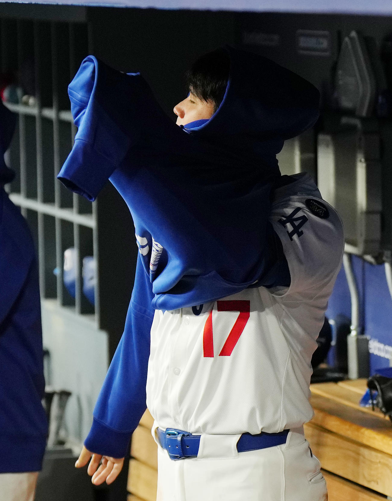 ドジャース対ブレーブス　9回、ベンチでパーカーを着るドジャース大谷（撮影・菅敏）