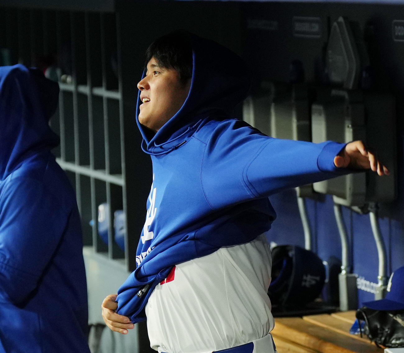 ドジャース対ブレーブス　9回、ベンチでパーカーを着るドジャース大谷（撮影・菅敏）