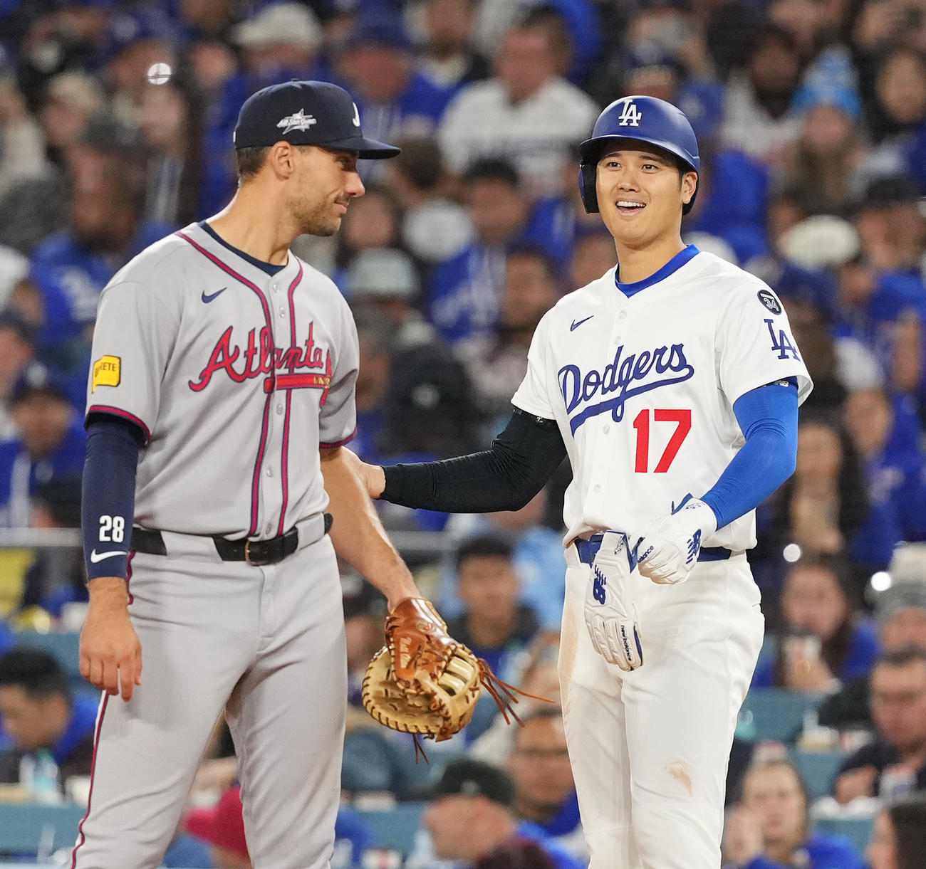 ドジャース対ブレーブス　6回裏ドジャース1死、四球を選ぶ出塁し、オルソン（左）と笑顔で話す大谷（撮影・菅敏）