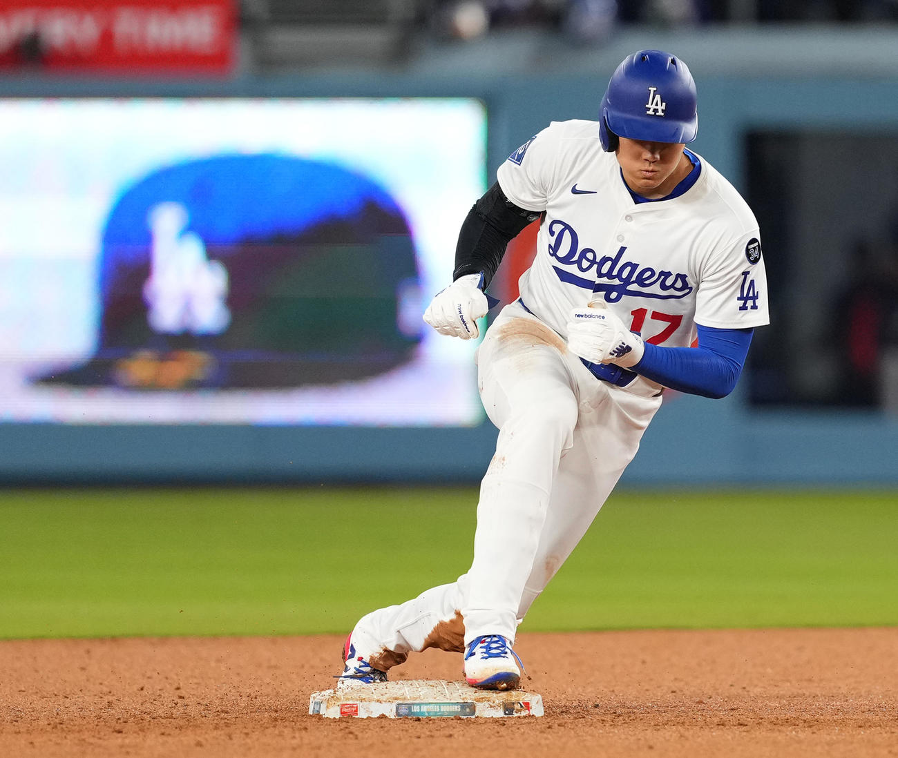 ドジャース対ブレーブス　6回裏ドジャース1死一塁、二塁盗塁を決める一塁走者大谷（撮影・菅敏）