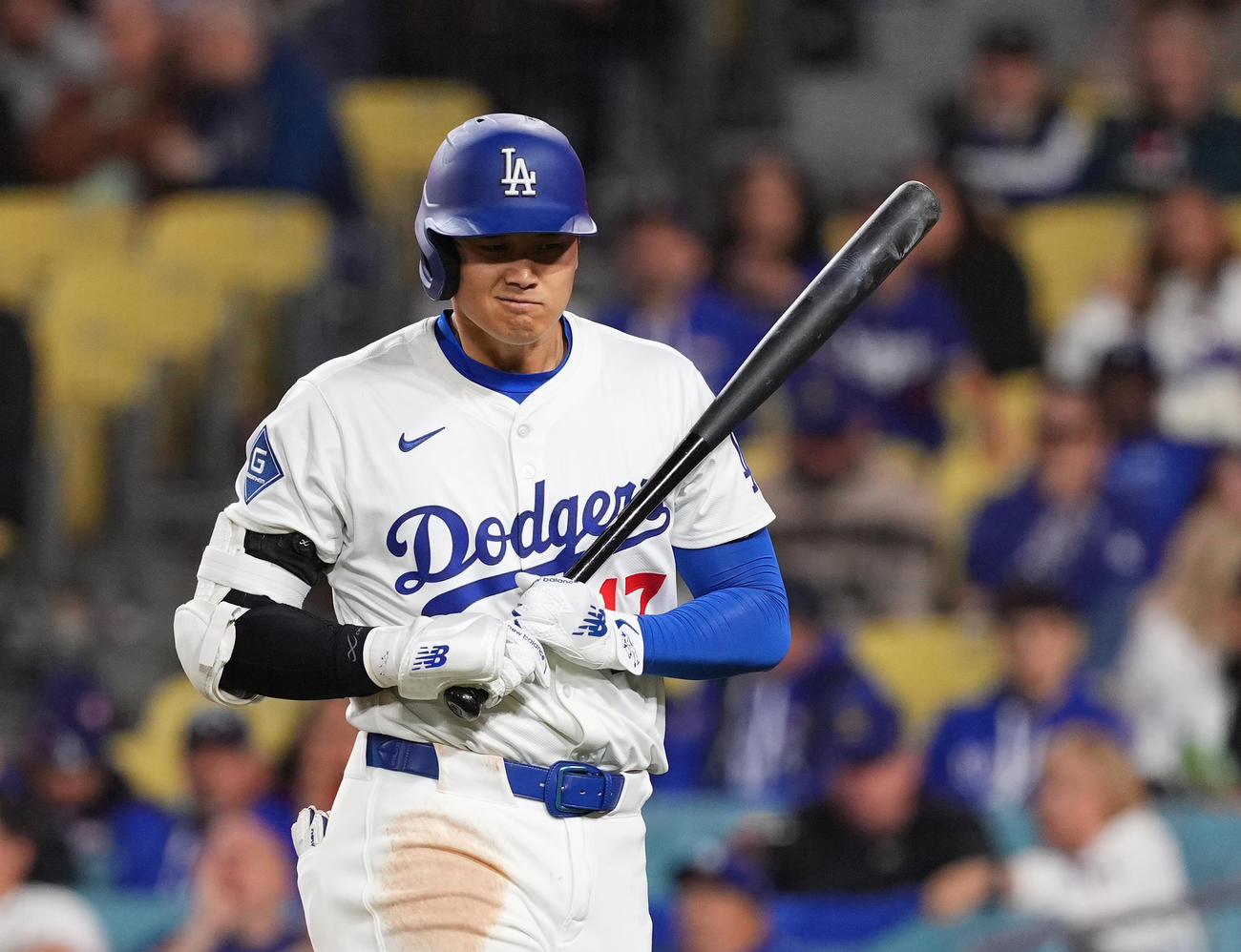 ドジャース対ブレーブス　8回裏ドジャース1死、見逃しの三振に倒れ、厳しい表情でベンチに戻る大谷（撮影・菅敏）
