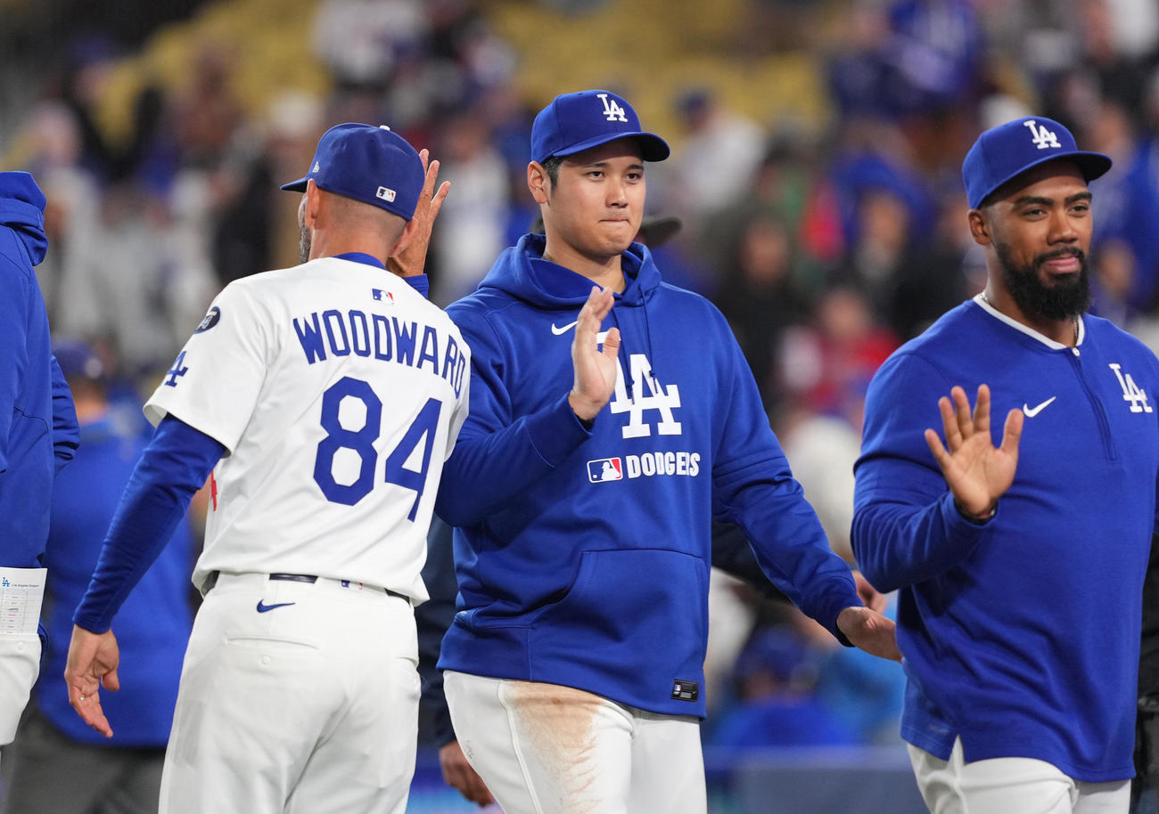 ドジャース対ブレーブス　開幕6連勝にタッチをするドジャース大谷（中央）（撮影・菅敏）