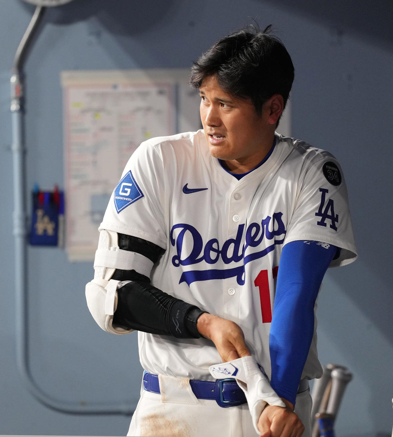 ドジャース対ブレーブス　8回裏ドジャース1死、見逃しの三振に倒れ、浮かない表情を見せる大谷（撮影・菅敏）