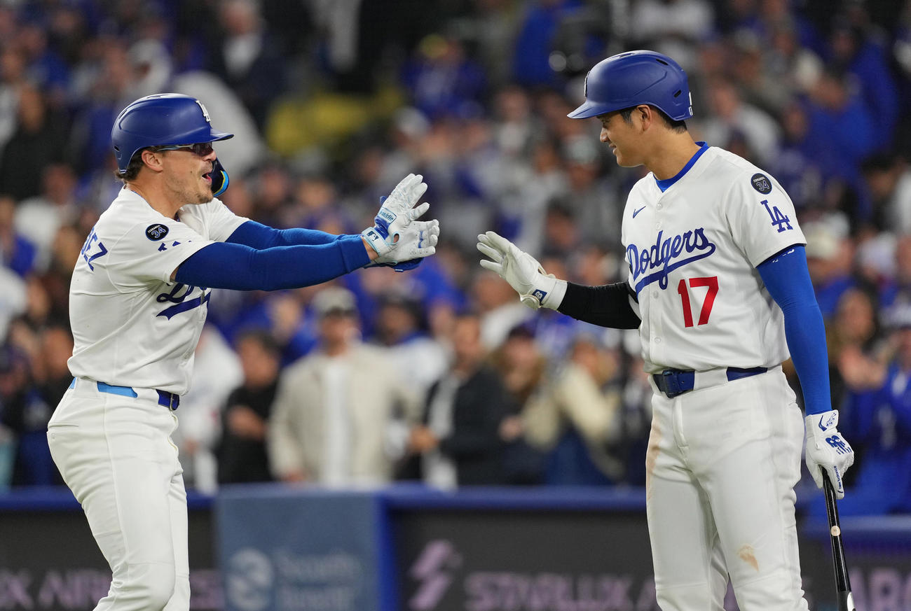 ドジャース対ブレーブス　6回裏ドジャース無死、ソロ本塁打を放ちポーズをとるK・ヘルナンデス（左）を迎える大谷（撮影・菅敏）